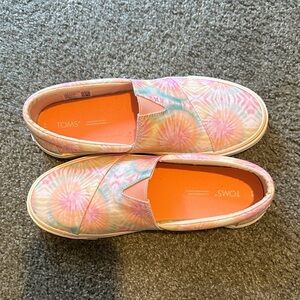 TOMS women’s tie-die slip on sneakers
